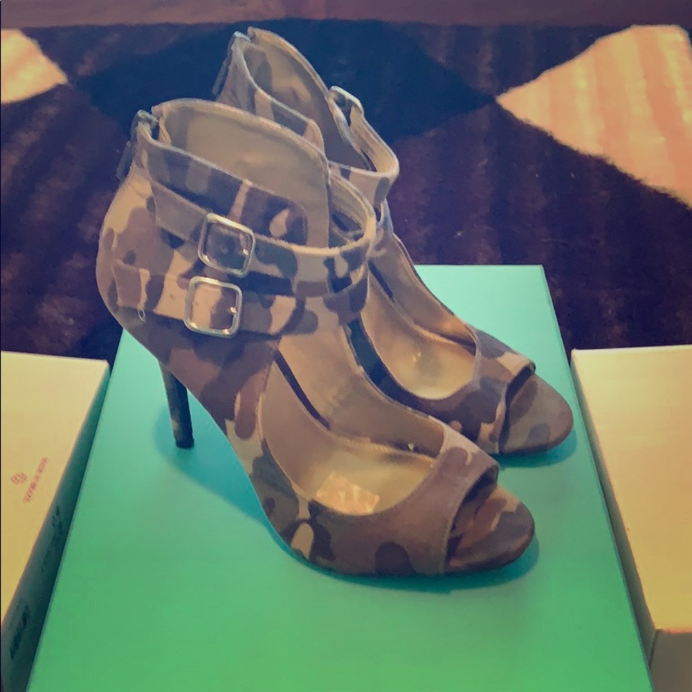 Camouflage heels
